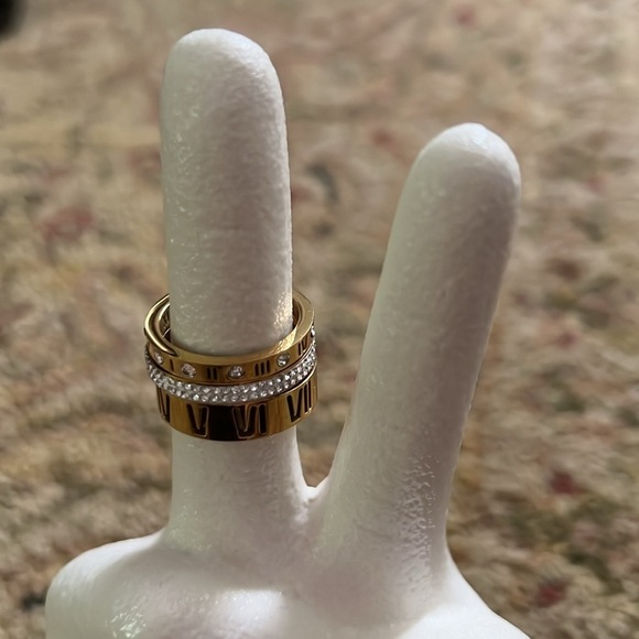 Ring with gold toned Roman numerals & rhinestones - Picture 4 of 5